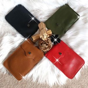 pochette téléphone entièrement en cuir