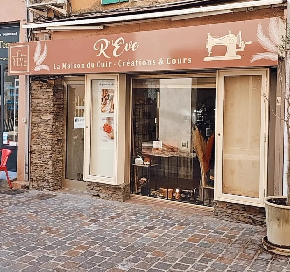 Devanture de Boutique 2 R'Eve, La Maison du Cuir à Draguignan Devanture de la boutique R'Eve, La Maison du Cuir – Créations & Cours, rue de la République à Draguignan, enseigne rose poudré et vitrine de maroquinerie