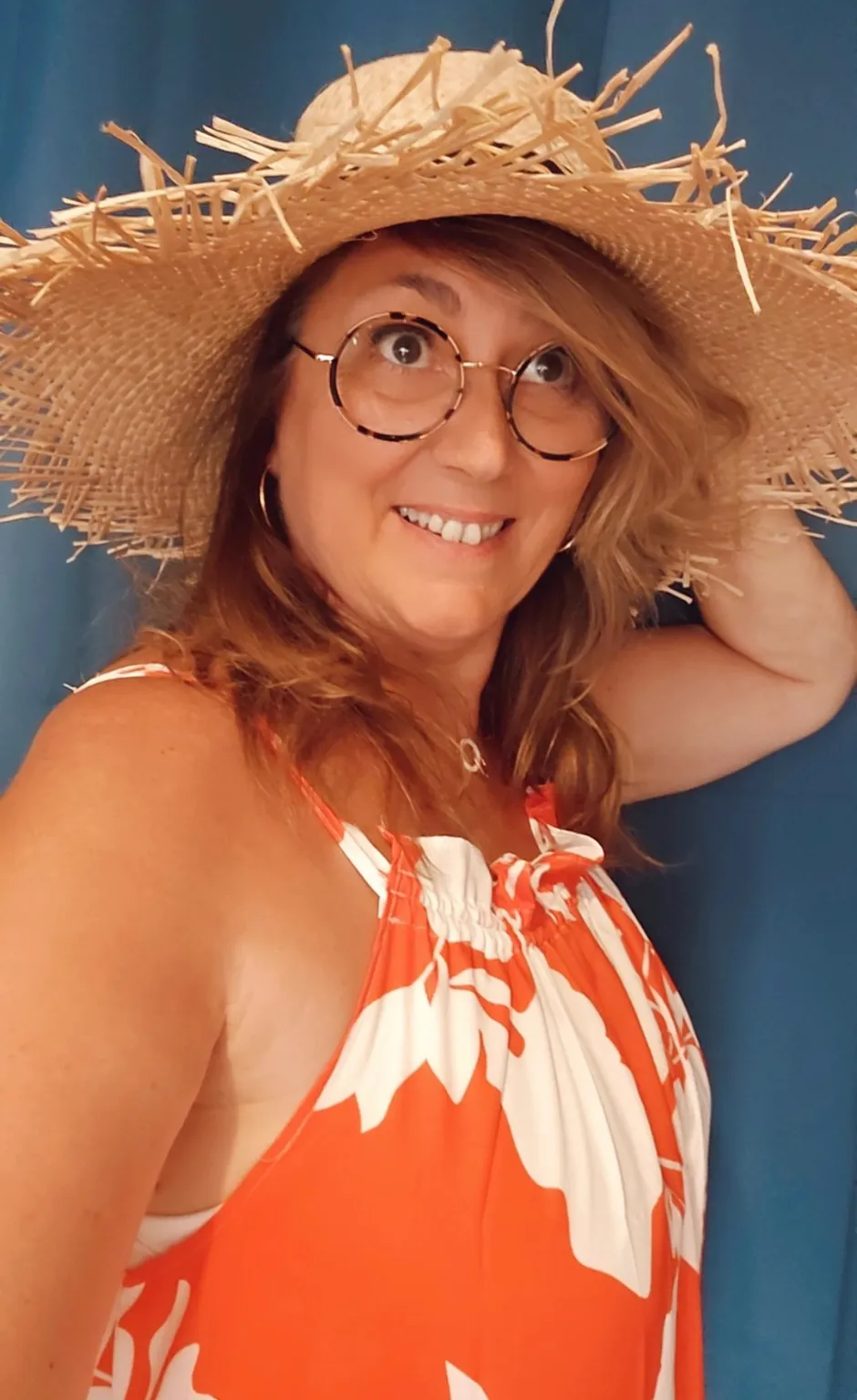 Ève Thouillez, maroquinière à Draguignan – Boutique 2 R'Eve Ève Thouillez, maroquinière et créatrice de Boutique 2 R'Eve à Draguignan, souriante avec un chapeau de paille et des lunettes rondes